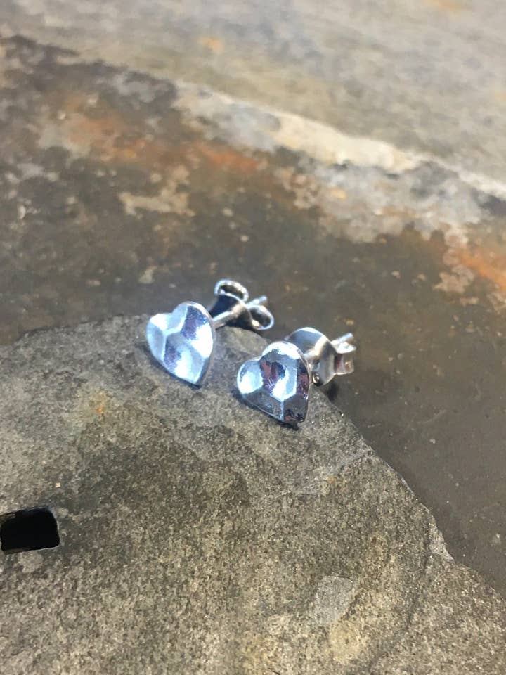 SS342B - 6MM HAMMERED HEART STUD for wholesale by Bluelily925silver