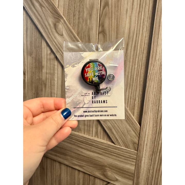 AbstractbyRabrams - Vente Accessoire pour badge – unisexe - Porte-badge "Vous êtes en sécurité avec moi" - Porte-badge Progress Pride1