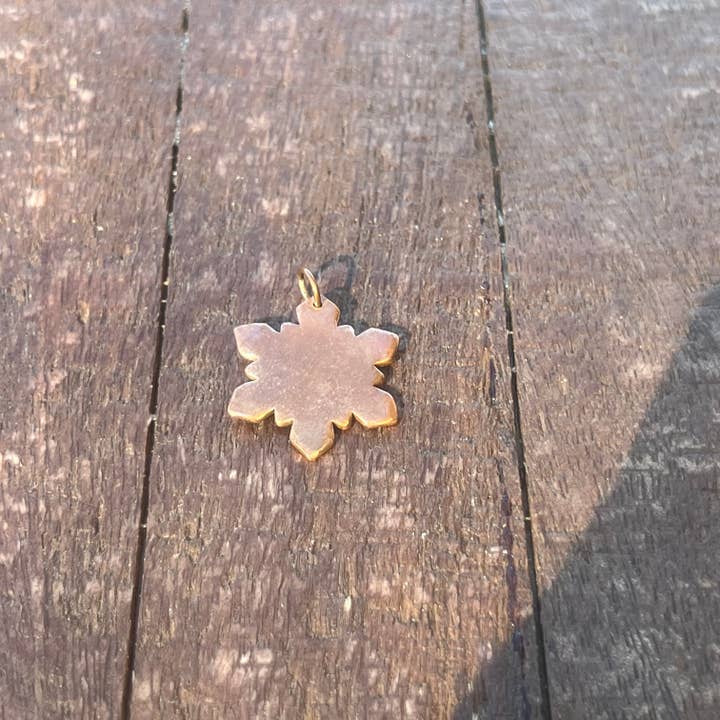 Halskette mit Schneeflocken-Anhänger aus Kupfer für den Großhandel von The Beaded Pony