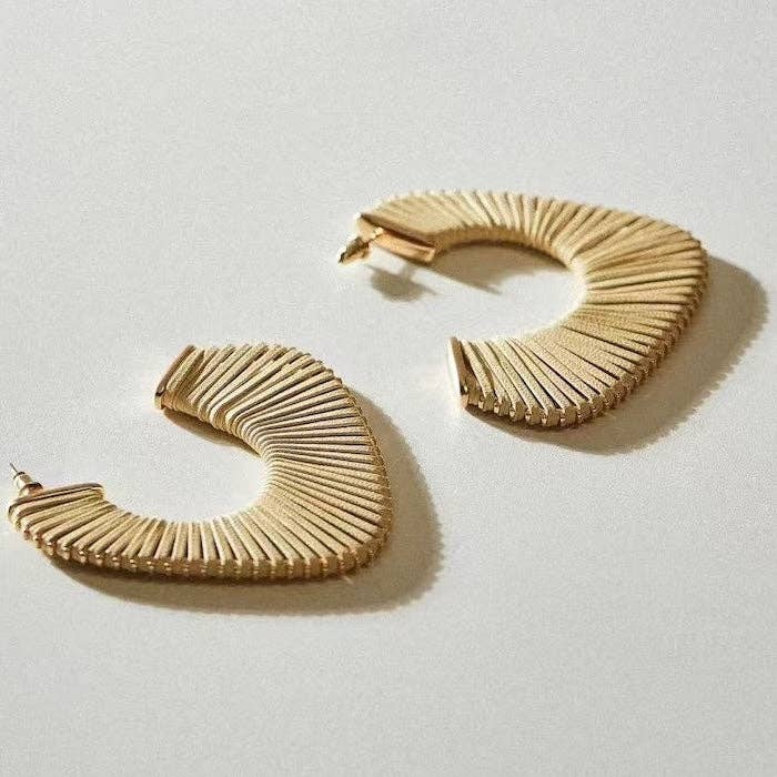 Orecchini a cerchio oversize in pelle geometrica lavorata a maglia per la vendita all'ingrosso da parte di LanLivia