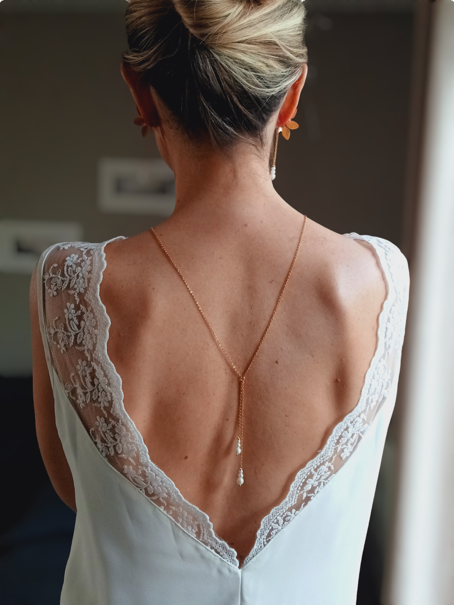 L'atelier du 6 - Wholesale Y-Neck/Lariat Necklace - Back jewelry for the bride with 3 pearls on the back.2