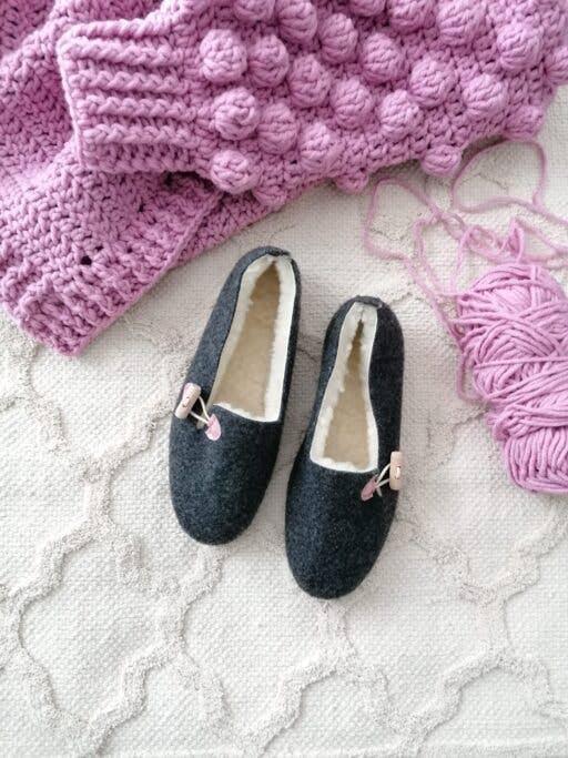 HomieeStudio - Wholesale Slippers - Women's - Graphite Felt Ballerina Slippers with Pink Details1