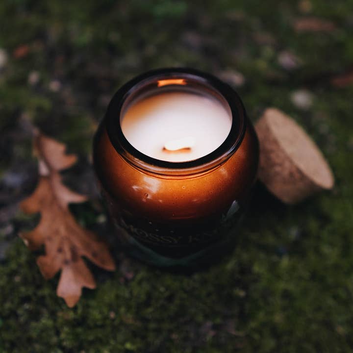 Fablewood Goods – Vela em jarro/copo por atacado – Mossy Knoll | Vela de Soja de 8oz em Frasco de Farmácia4