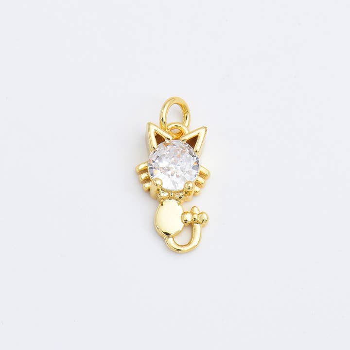 Pendentif à breloque en forme de chat en zircone cubique taille solitaire rempli d'or CP1827 pour la vente par Beads Creation