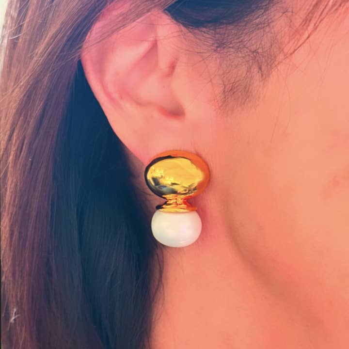 branco Brinco Orb de Seixo Pérola Branca para venda a revendedores na Faire1