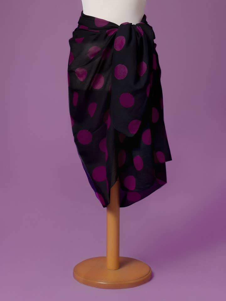 Mörkgrå sarong pareo med lila prickar tryckta överallt. för wholesale av MALINI FASHION DESIGN PRIVATE LIMITED