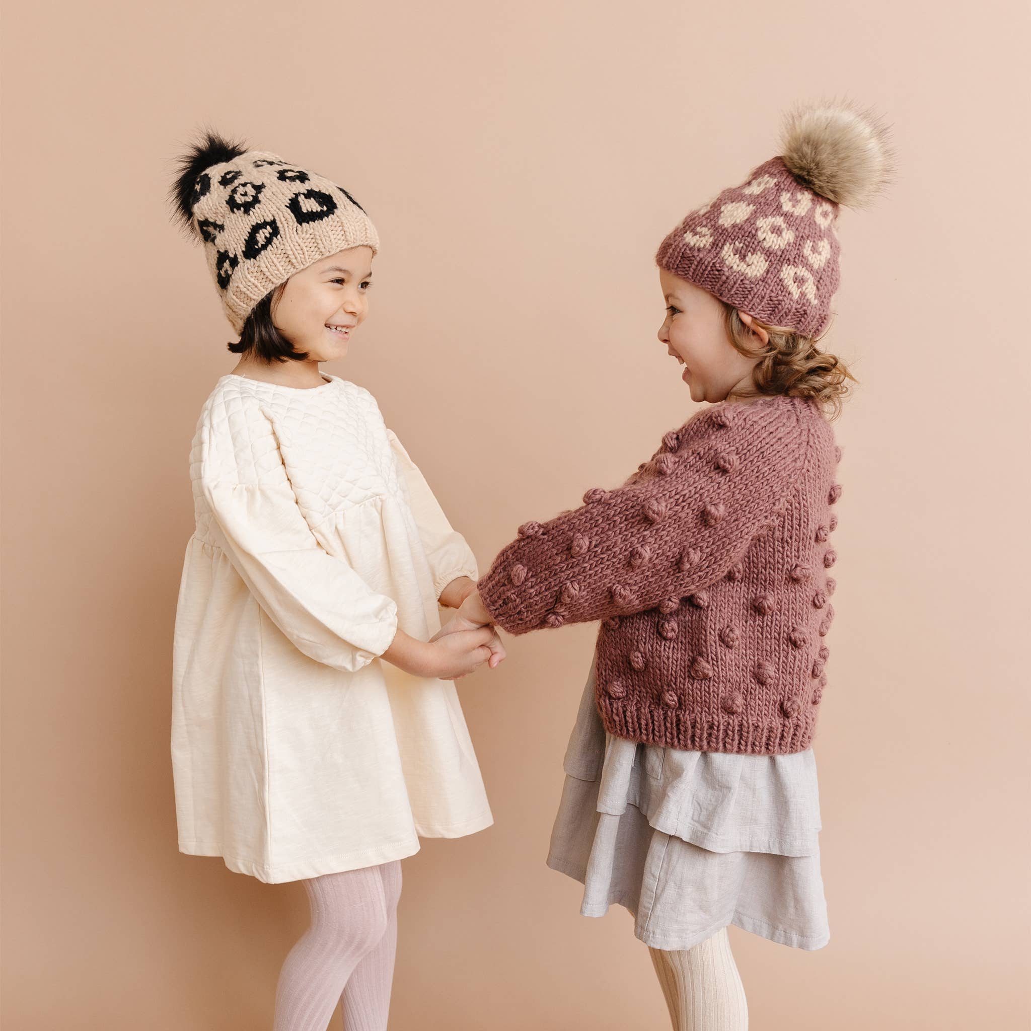 The Blueberry Hill - Vendita all'ingrosso Berretto - Bambini - Cappello Cheetah, Latte/Nero | Hand Knit Kids & Baby1