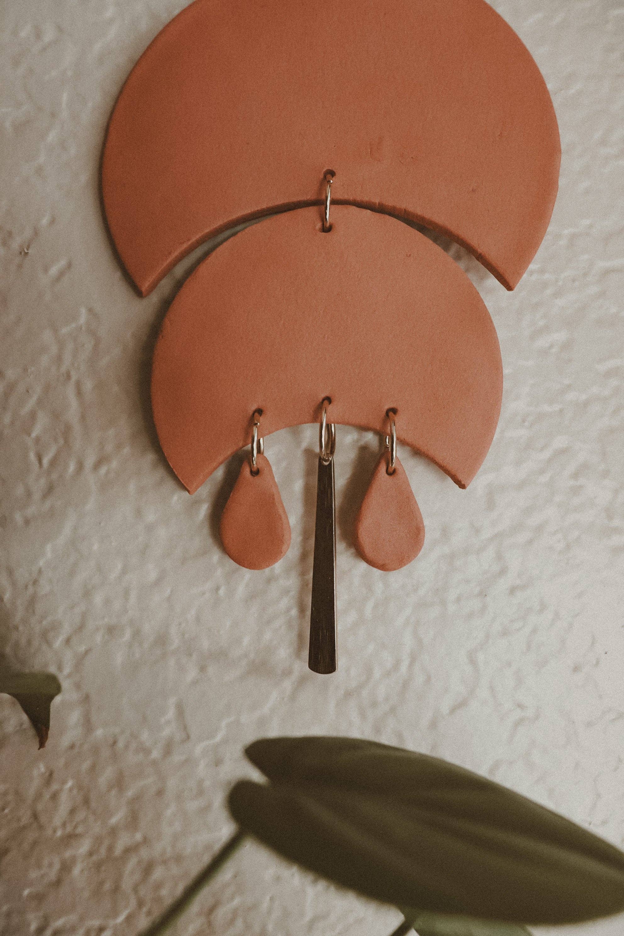 Rooted Reverie - Venta al por mayor Papel pintado 3D - Colgante de pared de arcilla con fase lunar celestial con colgante de latón3