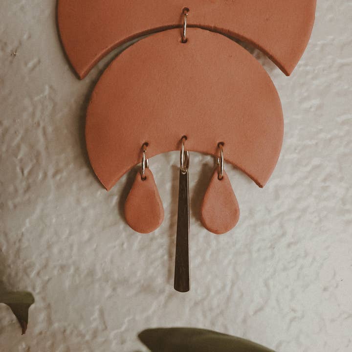 Rooted Reverie - Venta al por mayor Papel pintado 3D - Colgante de pared de arcilla con fase lunar celestial con colgante de latón3