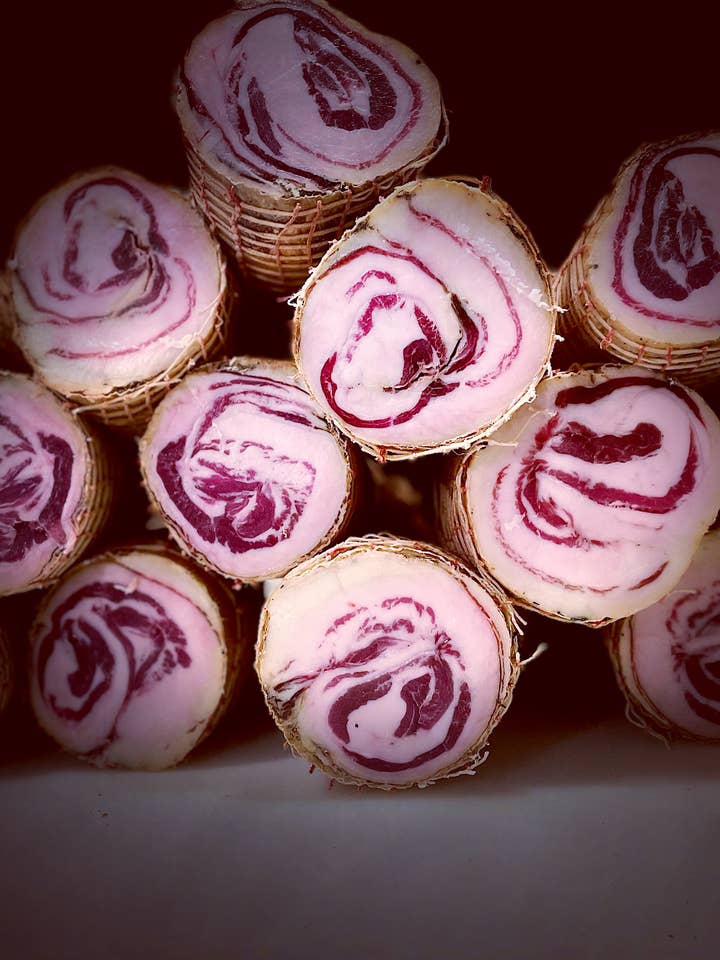 Speck gerollt oder angespannt 6+ für den Großhandel von Crūs (Adiuvas Naturæ)