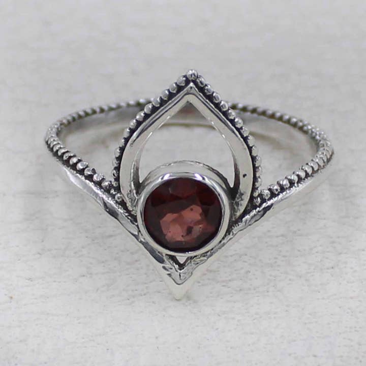 Bague Lotus en Grenat – Bijoux Bohème en Argent pour la vente par Silvex Jewelry