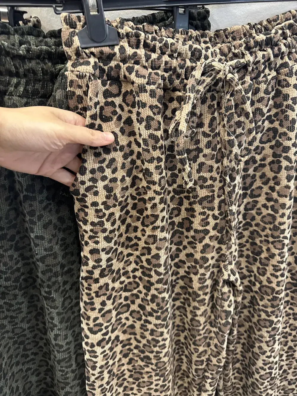 Mimi & Gogo - Wholesale Pants - Women's - Wide Leopard Velvet Pants @46221_PaLLeo8
