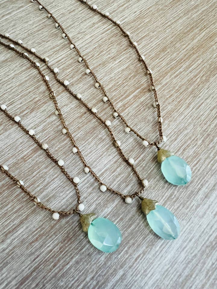 Collier en forme de goutte de rosée en calcédoine avec cristal blanc givré pour la vente par Twist Style