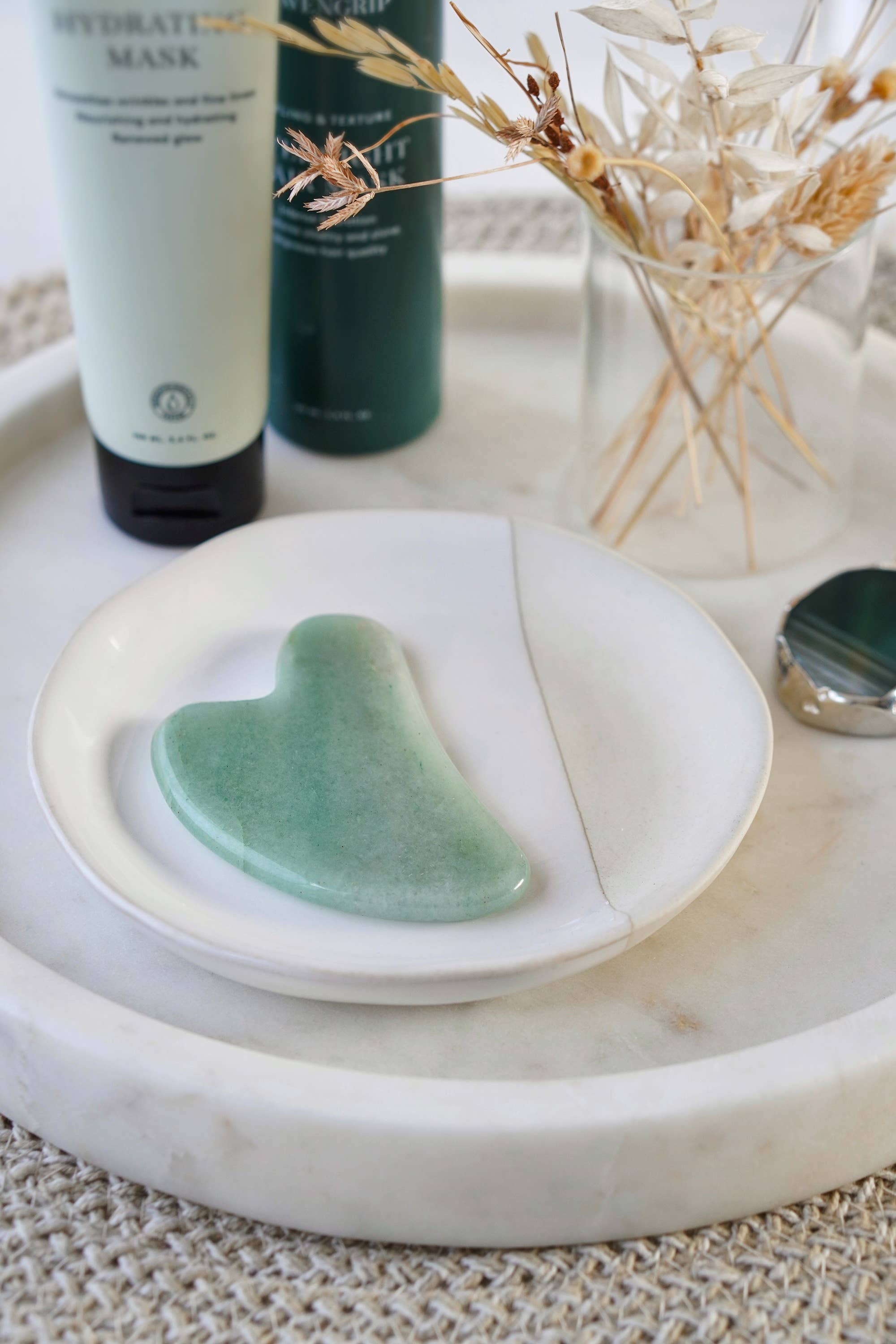 Xander Kostroma – wholesale Gua Sha-verktyg – Jade Crystal Gua Sha med svart dödskalle påse