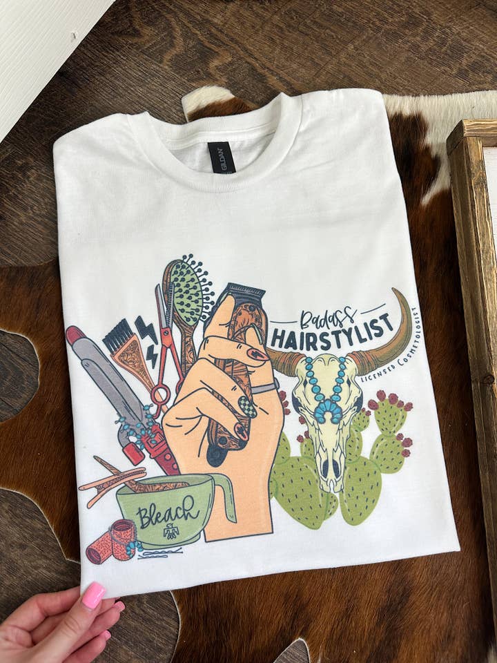 T-shirt ou sweat-shirt à col rond de coiffeur occidental pour la vente par Gunpowder and Glam Boutique