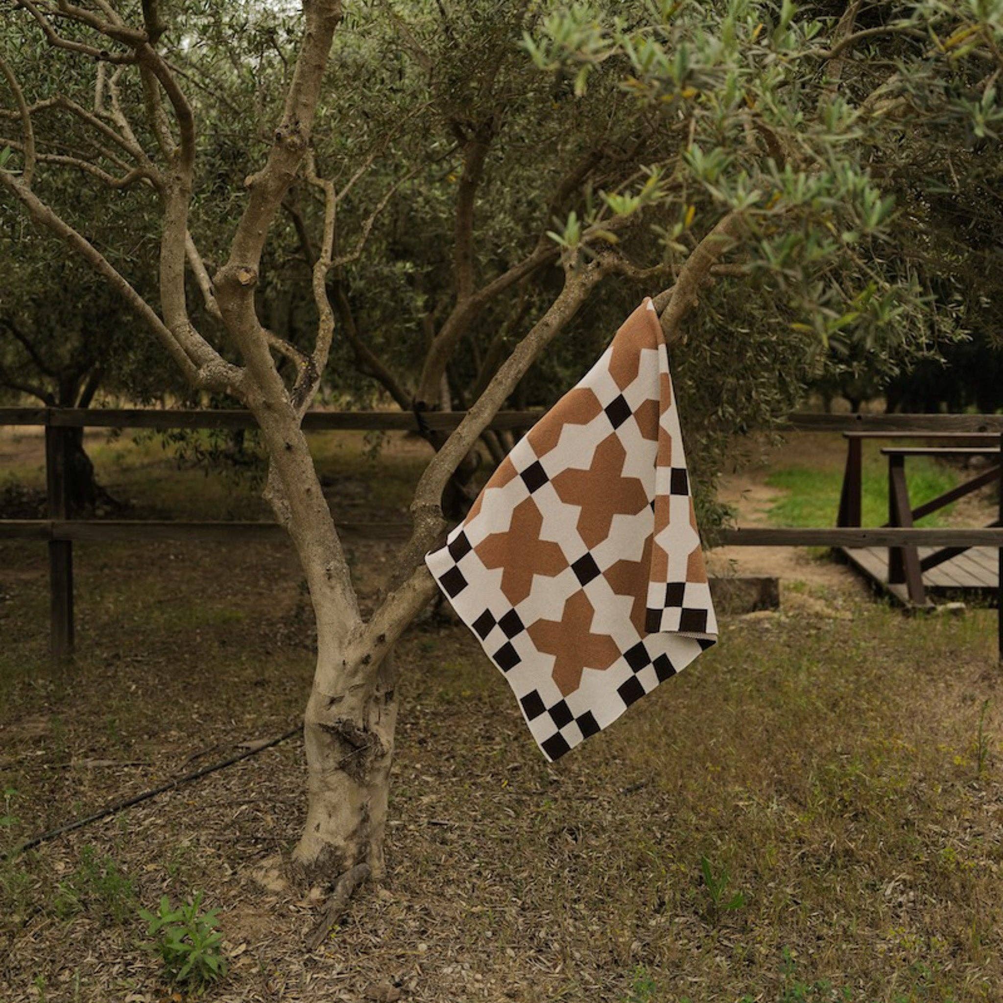 Bien Mal - Wholesale Throw Blanket - Café con Leche - Knitted Throw Blanket1