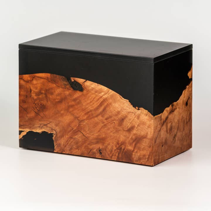 Suar-mindeurnen i træ - Urn 6 af 15 for engroshandel hos The Legacy Urn Company