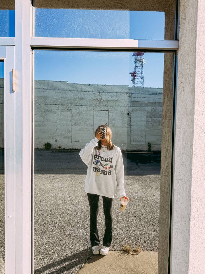 ETTA & EAST - Wholesale Graphic Sweatshirt - Women's - proud to be mama sweatshirt - hanes / ash1