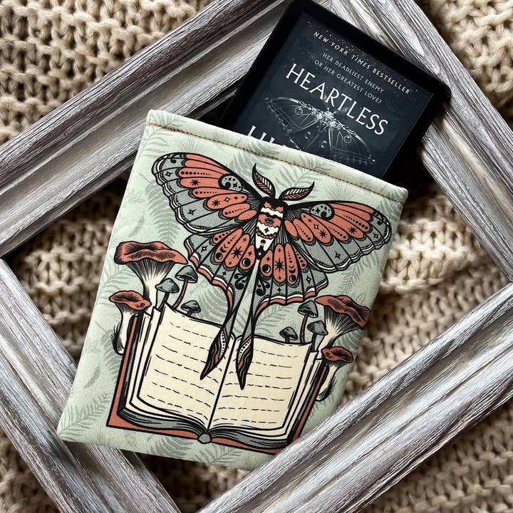 Étui Kindle Champignon Papillon Cottagecore Cadeau pour Amateur de Livres pour la vente par Well Read Babes