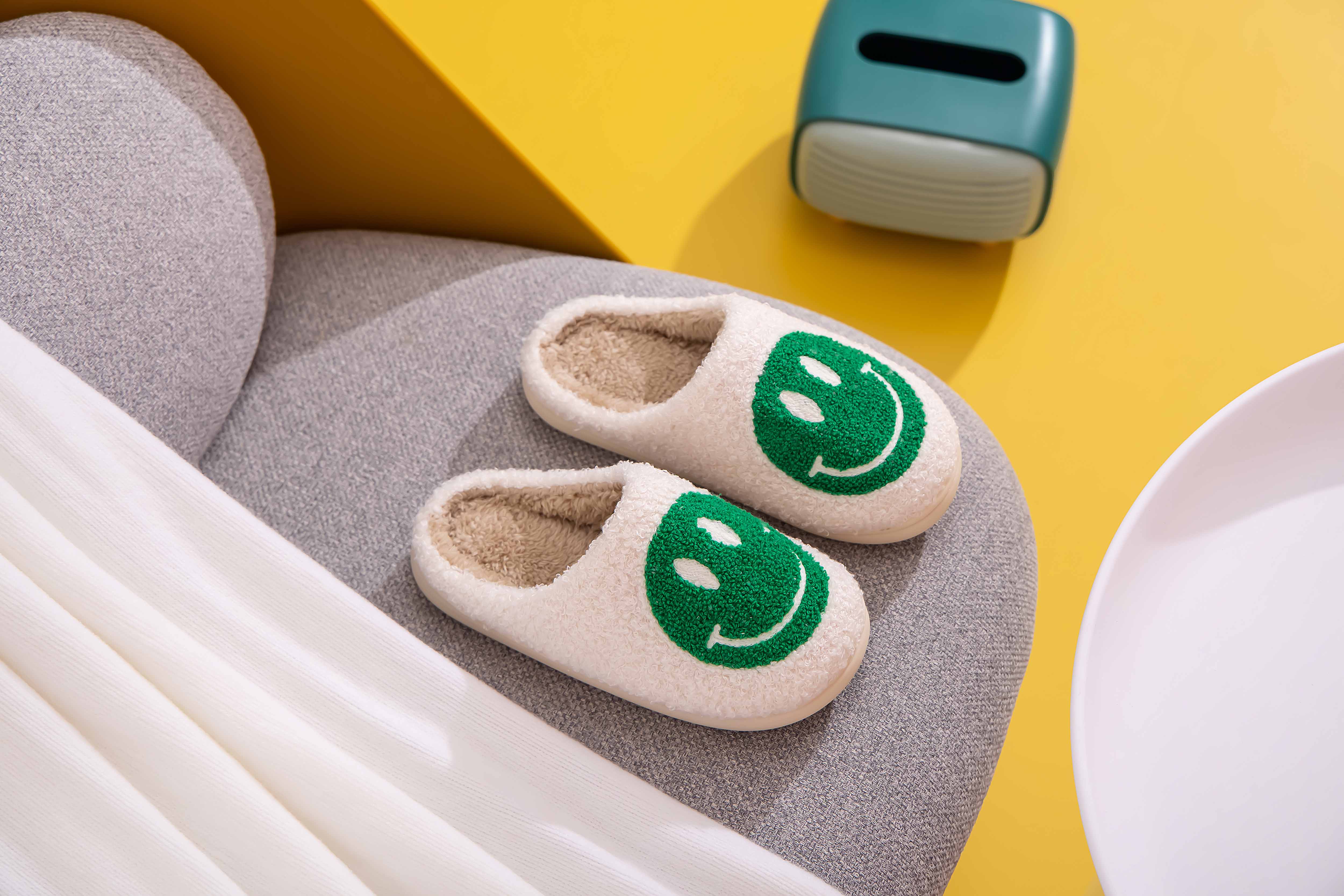 Shop Lev - Vente Chaussons – femme - Chaussons confort à semelle légère en fausse fourrure douce avec visage souriant pour adulte38