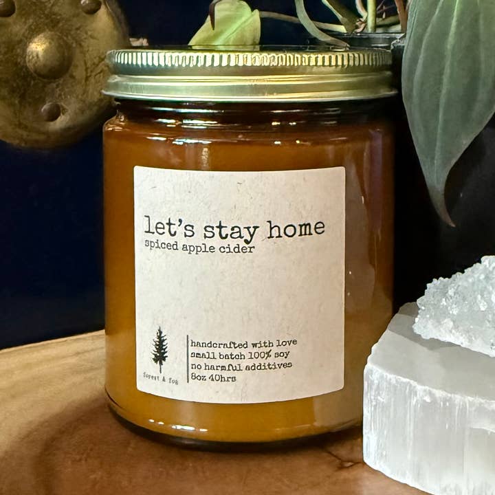 8 oz håndhældt sojalys med lille batch - Lad os blive hjemme for engroshandel hos forest & fog