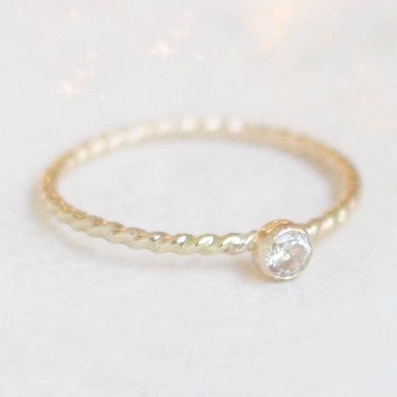 Bague empilable en or jaune 14 carats remplie avec diamant CZ pour la vente par Meadowbelle