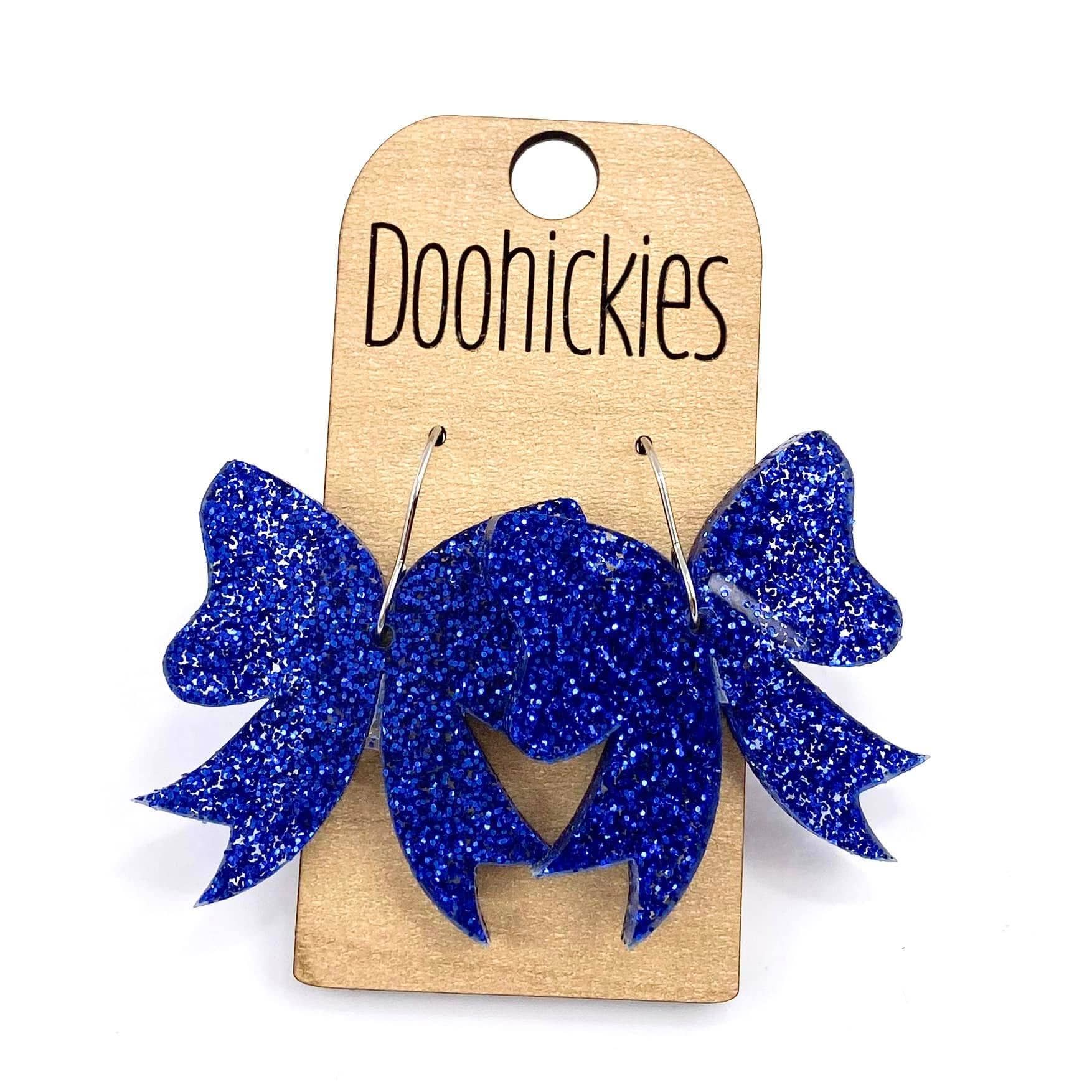 Doohickies - Vente Boucles d'oreilles pendantes - Boucles d'oreilles pendantes avec nœud à paillettes de 1,5" - Boucles d'oreilles personnalisées esprit d'école - 9 options de couleur8