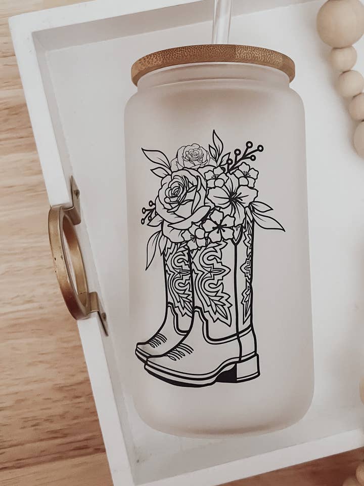 Tasse en verre givré de 16 oz avec couvercle en bambou pour bottes et fleurs pour la vente par Emma K Designs