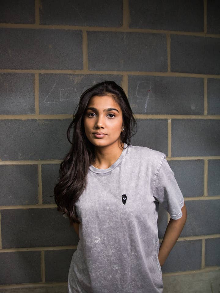 T-shirt en coton biologique - Gris clair - Vintage pour la vente par Dastaar Clothing Limited