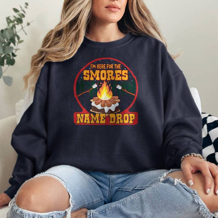 RetroPlanet - Vente Sweat-shirt à imprimés – unisexe - Chandail unisexe Here For The Smores Name Drop pour adulte S-2X4