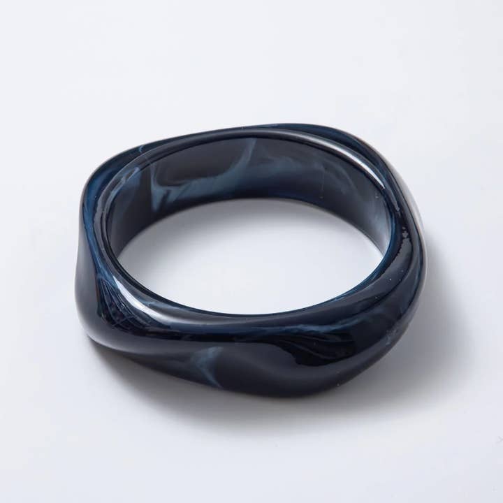 Pulseira Geométrica Esculpida em Resina de Mármore Sólido Acrílico ✦ BA-21WA3423 por atacado de Simply Jewels