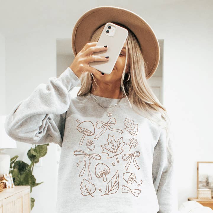 Sweatshirt à col rond avec dessin de champignon Cottagecore pour la vente par Amy Anne Apparel Inc