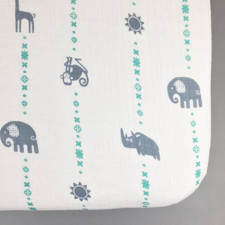 Sábana bajera ajustable de muselina Blue Jungle Animals para venta al por mayor de Bambino Land
