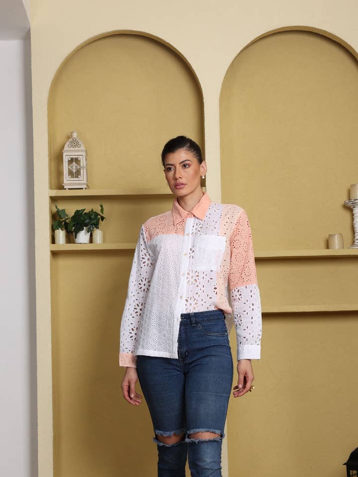 Chemise blanche et pêche à œillets avec boutons devant pour la vente par Avani Del Amour