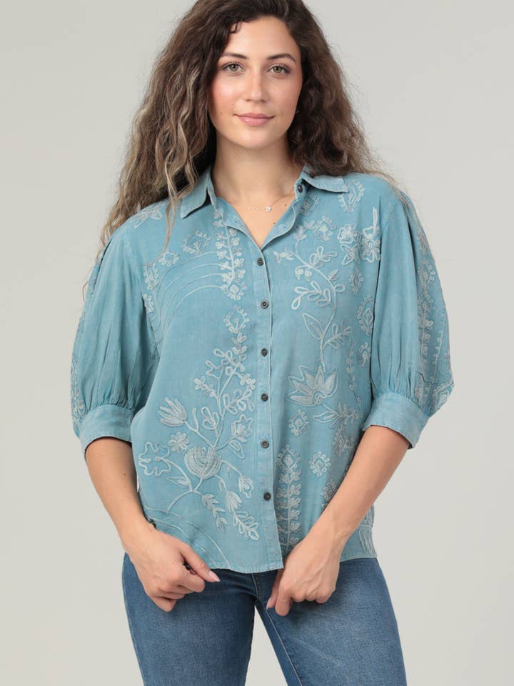 Blusa con botones al frente y mangas cortas bordadas N2524-CRC26 para venta al por mayor de Nostalgia