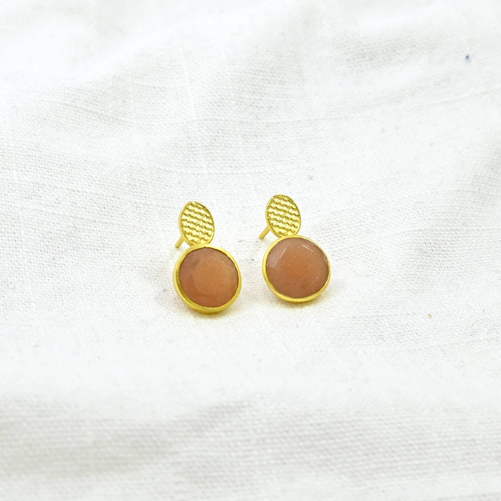 Schmuckoo Berlin – Großhandel Ohrstecker – Marika Ohrstecker aus goldfarbenem Silber 925 - Pfirsichfarbener Mondstein1