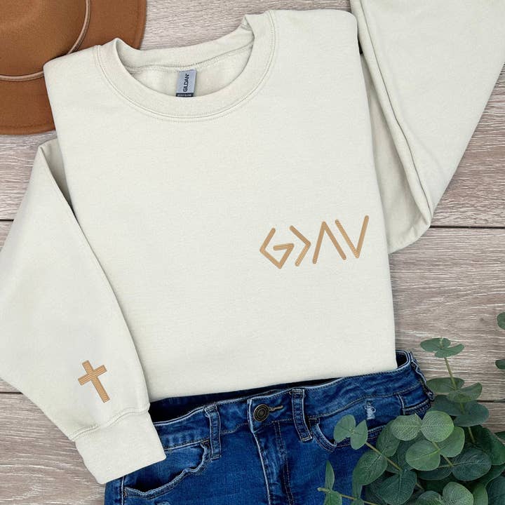 Gud er større end broderet sweatshirt /Romerne 8:28-39 for engroshandel hos One Nine