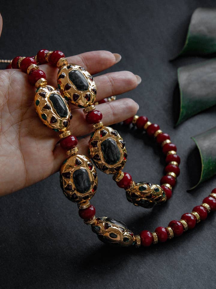 Officiële ketting van Navarro met granaat en parelmoer voor wholesale door Navarro Official