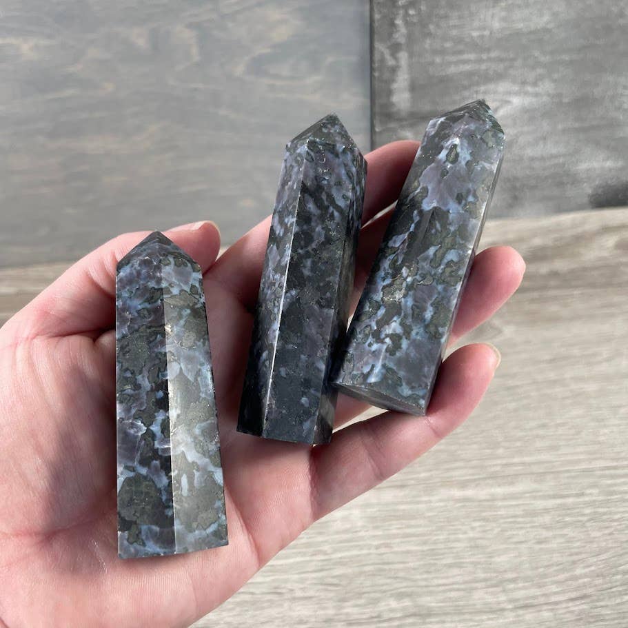 Keystone Crystals – wholesale Andlig sten/kristall – Gemstenskristall Obelisker 85–113 g | Grossist Kristalltorn Presentbutik36