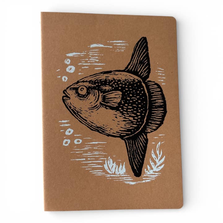 Notizbuch A5 | Mondfisch | Handbedruckt im Siebdruck | Kraftpapier | Gepunktet | 32 Seiten | FSC-zertifiziert | Handmade für den Großhandel von ilovemixtapes