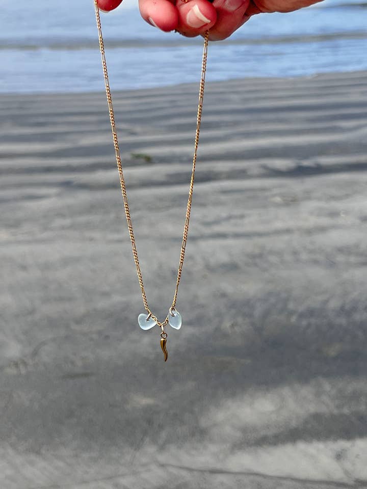 Un des colliers en verre de mer de la famille pour la vente par bella•fortuna