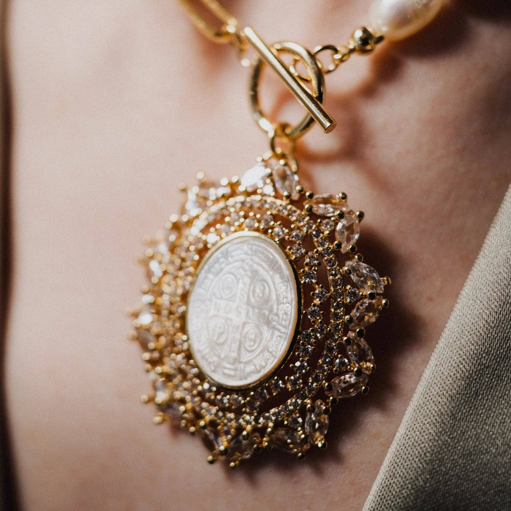 PHOEBE´S – Engroshandel Halskæde med vedhæng – Katolsk halskæde, Sankt Benedikt amulet, beskyttelseshalskæde3