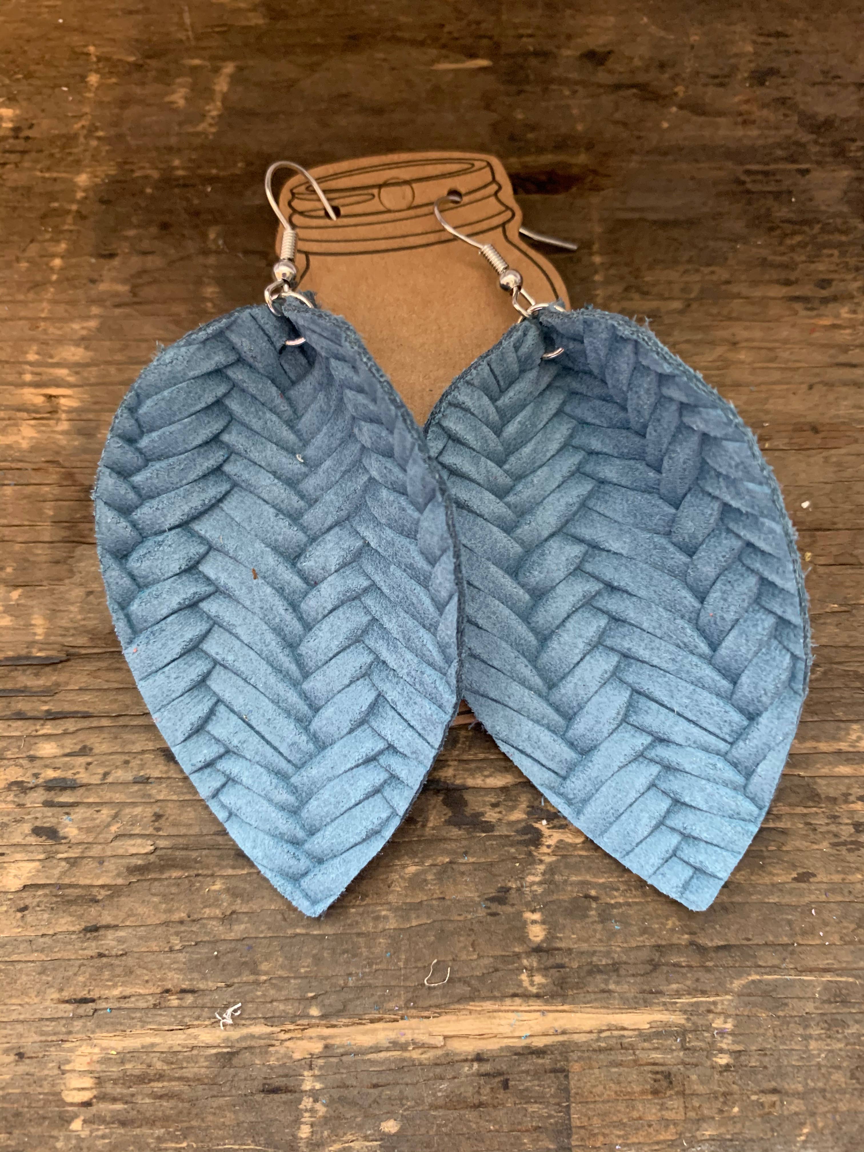 Jill's Jewels - Wholesale Hangende/ronde oorbellen - Denim blauw gevlochten lederen oorbel2