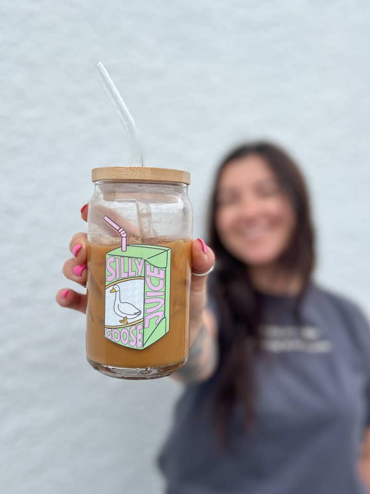 Tasse en verre Silly Goose Juice Can pour la vente par Pacific North Tess