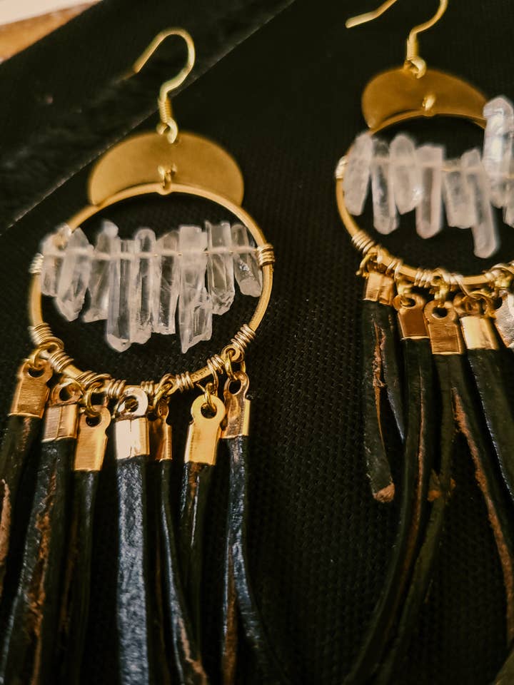 Vild kvinna örhängen med svart läder, rå klar kvarts och Golden Moon accenter för wholesale av Wild Born Creations