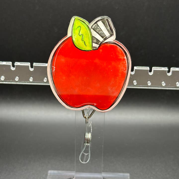 Red Apple Teacher Badge Reel for engroshandel hos Hello Darling Designs