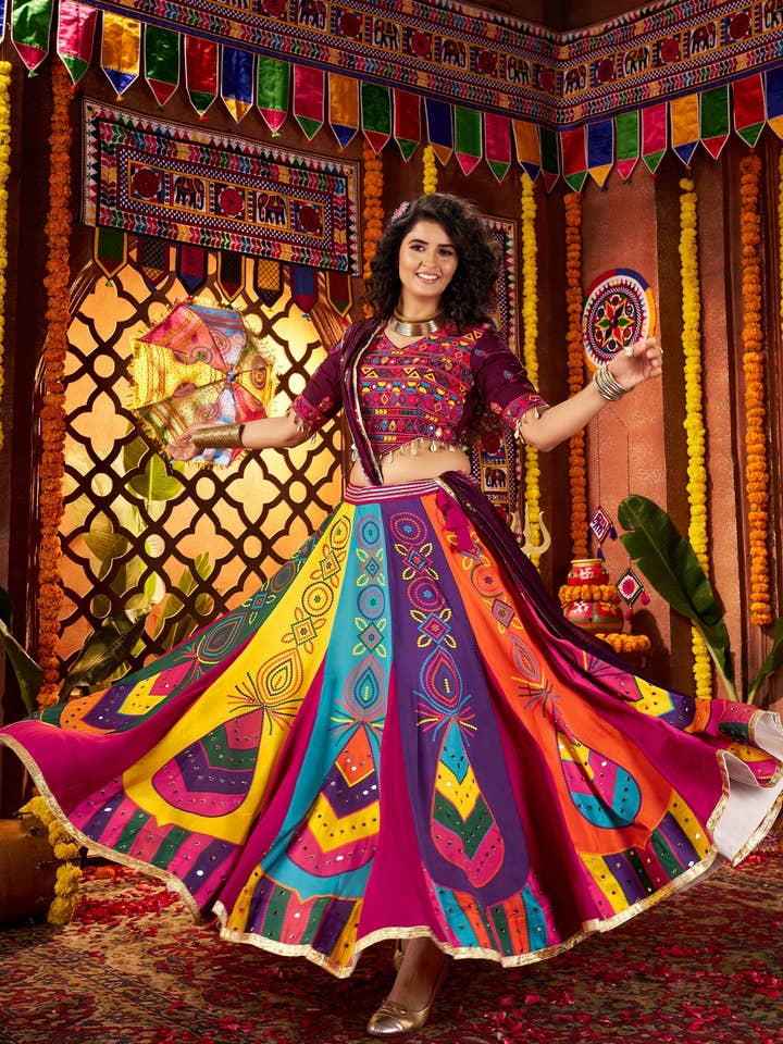 Chaniya Choli de festival indien en soie d'art multicolore Navaratri Garba (9 mètres d'ampleur) - Vrai travail de miroir, travail de broderie au fil, travail d'impression pour la vente par HATKE BRIDE