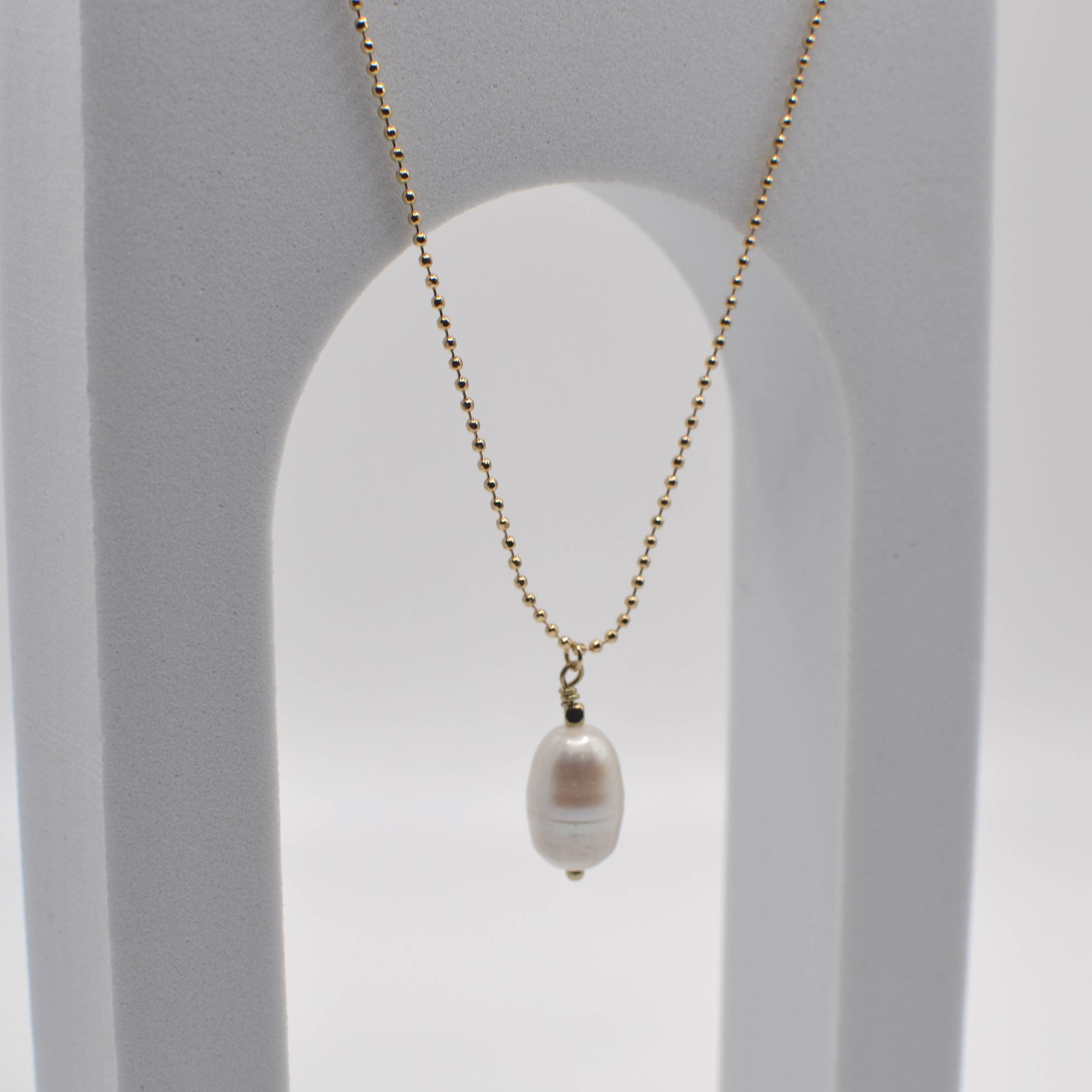 StarryNYC – Großhandel Kette mit Anhänger/Charm – Perlenanhänger in Tropfenform mit Kugelkette, zierliche Halskette1