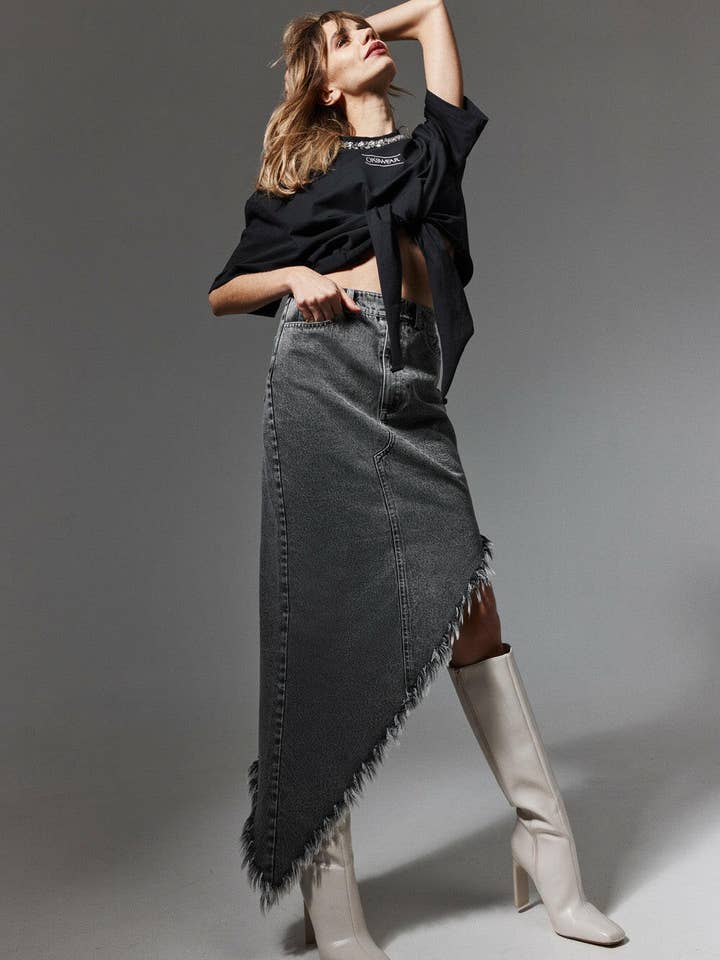 Jupe asymétrique en jean effiloché pour la vente par OKSWEAR