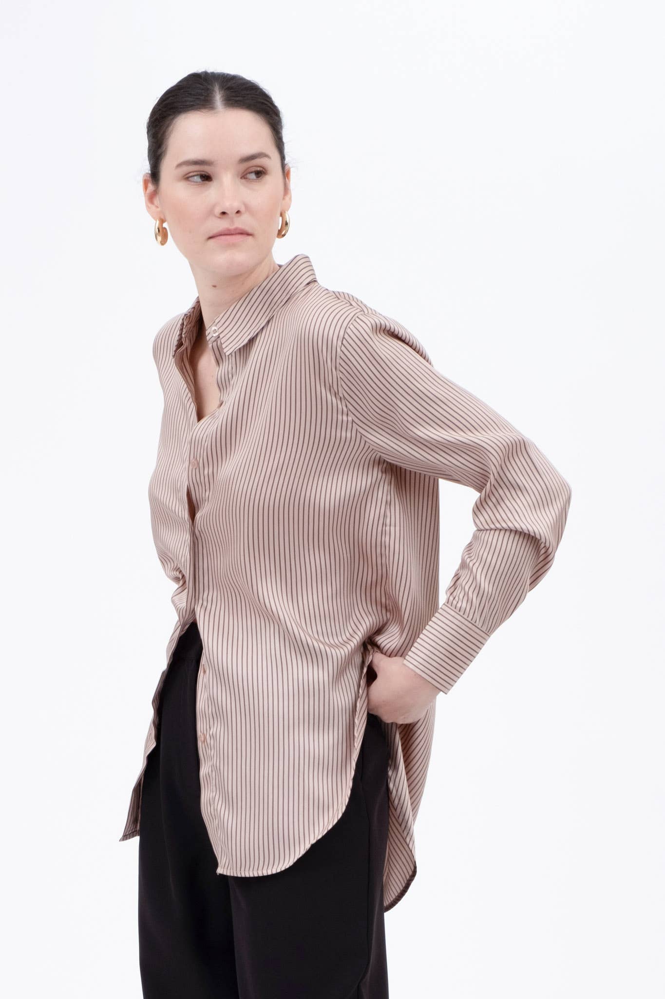 The Workshop Studio - Vente Chemisier – femme - CHEMISIER SATINÉ À MANCHES LONGUES À RAYURES FINES AVEC BOUTONS3